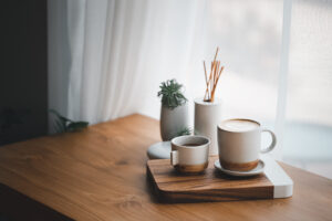 朝日が入る窓際でコーヒーを楽しむ画像